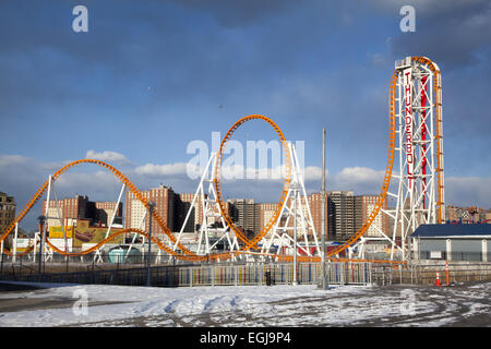 Le Roller Coaster Thunderbolt est comme une sculpture abstraite contre les bâtiments et le ciel en hiver à Coney Island, Brookl Banque D'Images