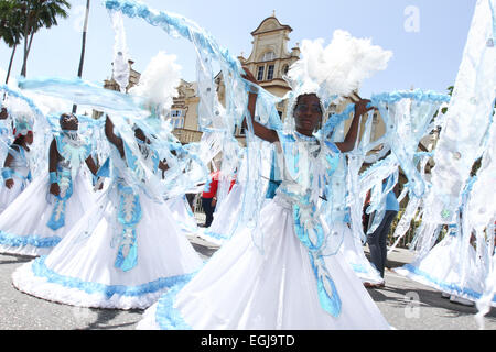 Masqueraders en costume d'effectuer sur la rue Frederick durant la République Junior Banque défilé du carnaval à Port of Spain, Trinidad. Banque D'Images