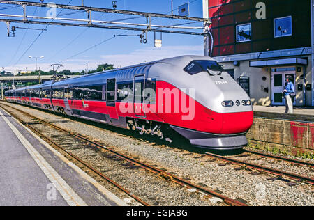 Norwegian State Railways train électrique Classe 73 N° 73144 sur la ligne Sørlandet dans la gare de Kristiansand en Norvège Banque D'Images