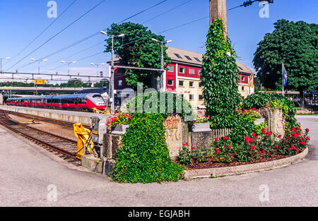 Norwegian State Railways train électrique Classe 73 N° 73144 sur la ligne Sørlandet dans la gare de Kristiansand en Norvège Banque D'Images