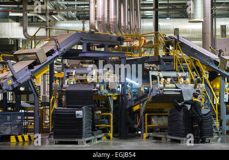 Hefei, Chine. 12Th Nov, 2014. Pieux d'un travailleur à des tapis en caoutchouc des pneus Continental à Hefei, Chine, 12 novembre 2014. Photo : Spata Ole/dpa/Alamy Live News Banque D'Images