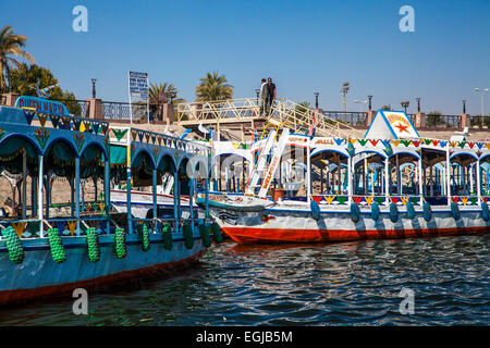 Ferry colorés bateaux amarrés sur la Rive occidentale attend pour les touristes sur le Nil à Louxor. Banque D'Images