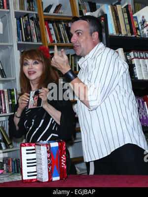 Judy Tenuta signe des exemplaires de son nouveau livre 'Plein' Tenudity frontale à Larry Edmunds Bookshop avec : Judy Tenuta Où : Los Angeles, California, United States Quand : 20 août 2014 Banque D'Images