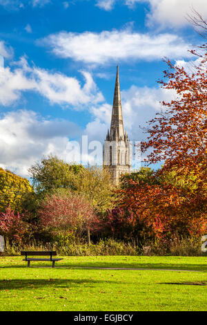 Une vue d'automne de la spire de la ville médiévale de la cathédrale de Salisbury dans le Wiltshire. Banque D'Images