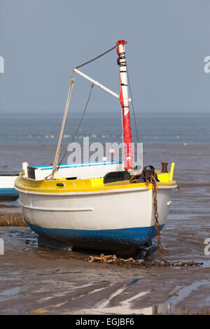 Bateaux de pêche côtière dans la baie de Morecambe, échoué et l'attente de la prochaine marée Banque D'Images