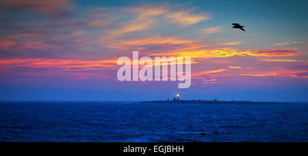 Te phare de Vinga, marquant l'entrée du port de Göteborg, dans le coucher du soleil. Banque D'Images