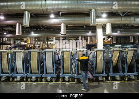 Hefei, Chine. 12Th Nov, 2014. Rouleaux debout dans un hall de pneus Continental à Hefei, Chine, 12 novembre 2014. Photo : Spata Ole/dpa/Alamy Live News Banque D'Images