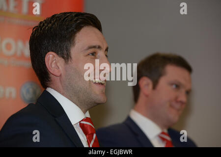 Barnsley, au Royaume-Uni. Feb 25, 2015. Barnsley FC, nouveau manager Lee Johnson est montré être dévoilée à l'Oakwell en fonction du terrain de football le mercredi 25 février 2015. Lee a accepté l'emploi après directeur précédent Danny Wilson a été licencié le 12 février 2015. Photo : Scott Bairstow/Alamy Live News Banque D'Images