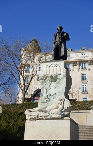 Statue en bronze de Goya à l'extérieur du musée du Prado, l'hôtel Ritz en arrière-plan, Madrid, Espagne Banque D'Images