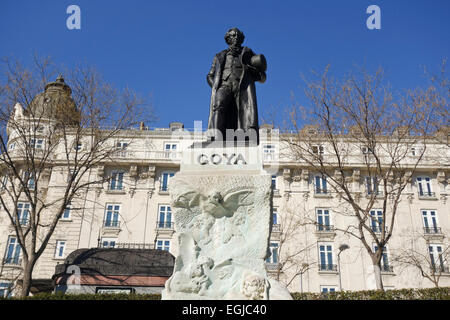 Statue en bronze de Goya à l'extérieur du musée du Prado, l'hôtel Ritz en arrière-plan, Madrid, Espagne Banque D'Images