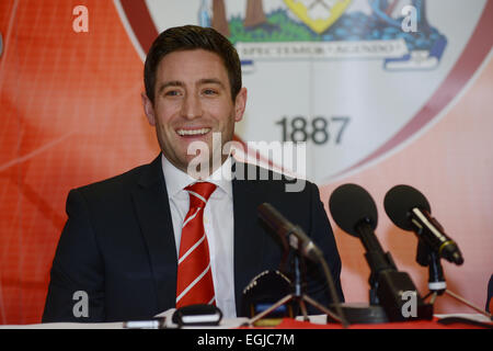 Barnsley, au Royaume-Uni. Feb 25, 2015. Barnsley FC, nouveau manager Lee Johnson est montré être dévoilée à l'Oakwell en fonction du terrain de football le mercredi 25 février 2015. Lee a accepté l'emploi après directeur précédent Danny Wilson a été licencié le 12 février 2015. Photo : Scott Bairstow/Alamy Live News Banque D'Images