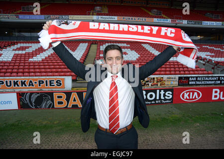 Barnsley, au Royaume-Uni. Feb 25, 2015. Barnsley FC, nouveau manager Lee Johnson est montré être dévoilée à l'Oakwell en fonction du terrain de football le mercredi 25 février 2015. Lee a accepté l'emploi après directeur précédent Danny Wilson a été licencié le 12 février 2015. Photo : Scott Bairstow/Alamy Live News Banque D'Images