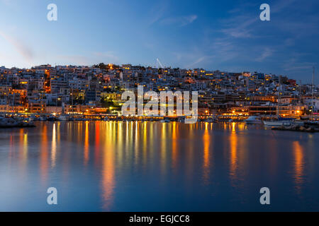 Soirée typique dans le paysage coloré Mikrolimano marina à Athènes dans l'après-midi avec des nuages sur les lumières de la ville en Grèce Banque D'Images