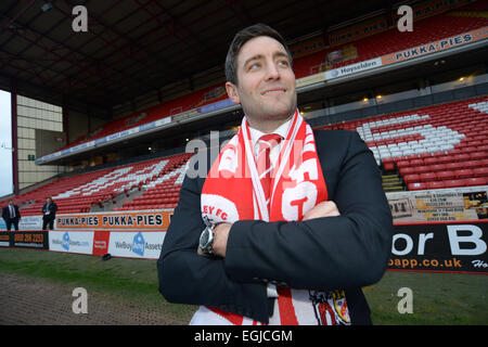 Barnsley, au Royaume-Uni. Feb 25, 2015. Barnsley FC, nouveau manager Lee Johnson est montré être dévoilée à l'Oakwell en fonction du terrain de football le mercredi 25 février 2015. Lee a accepté l'emploi après directeur précédent Danny Wilson a été licencié le 12 février 2015. Photo : Scott Bairstow/Alamy Live News Banque D'Images