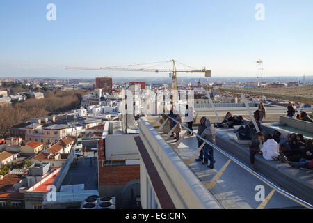 Visiteurs détente sur toit-terrasse. Chaises longues de Circulo de Bellas Artes, Madrid Espagne. Banque D'Images