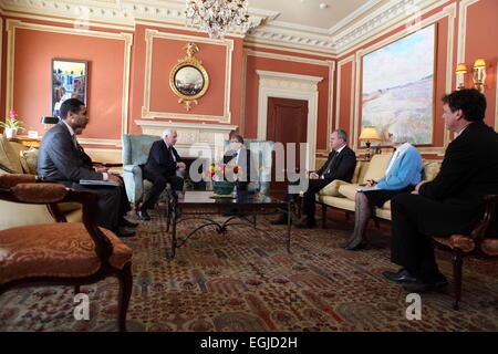 Ottawa, Canada. Feb 25, 2015. Bill Gates, le co-fondateur de Microsoft et philanthrope (centre droit), rencontre Son Excellence le très honorable David Johnston, gouverneur général du Canada (centre gauche), pour discuter de questions relatives à la philanthropie canadienne, à Rideau Hall, Ottawa, Canada, le 25 février 2015. Rideau Hall est la résidence officielle à Ottawa de l'Monarch et le Gouverneur général du Canada. Crédit : Andrei Filippov/Alamy Live News Banque D'Images