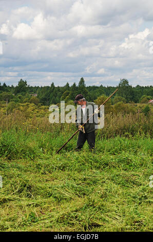 Couper l'herbe sur village garden. Banque D'Images