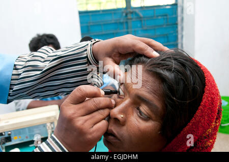 L'Inde. Le Bihar. 2014. L'hôpital de mission chrétienne Bamdah. Les tests de la cataracte. Banque D'Images