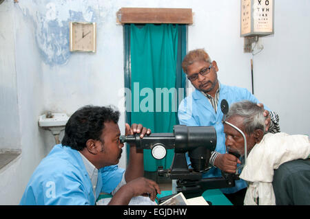 L'Inde. Le Bihar. 2014. L'hôpital de mission chrétienne Bamdah. Les tests de la cataracte. Banque D'Images
