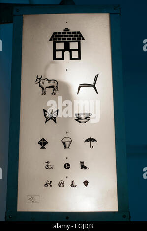 L'Inde. Le Bihar. 2014. L'hôpital de mission chrétienne Bamdah. L'oeil visuel graphique pour tester les enfants. Banque D'Images