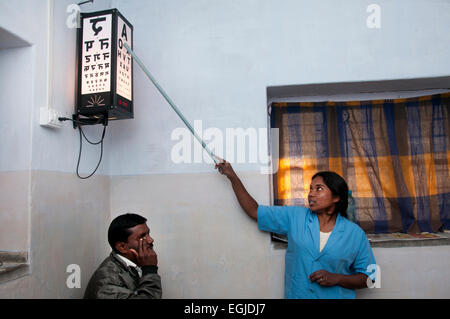 L'Inde. Le Bihar. 2014. L'hôpital de mission chrétienne Bamdah. Vision d'essai - le patient peut lire l'anglais. Banque D'Images