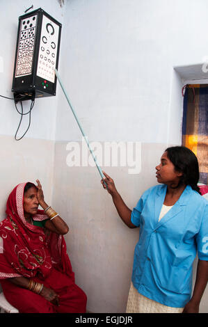 L'Inde. Le Bihar. 2014. L'hôpital de mission chrétienne Bamdah. Vue d'essai avec Visual Chart pour les personnes qui ne peuvent pas lire Banque D'Images
