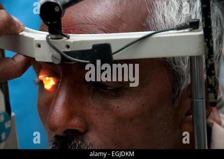 L'Inde. Le Bihar. 2014. L'hôpital de mission chrétienne Bamdah. Dr Samuel à l'aide de la lampe à fente Banque D'Images
