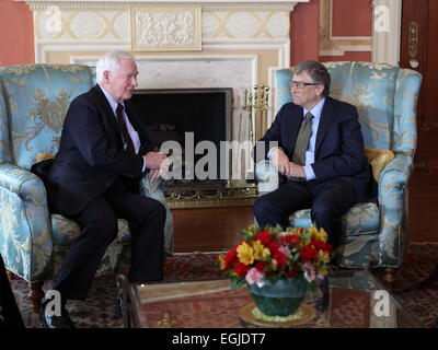 Ottawa, Canada. Feb 25, 2015. Bill Gates, le co-fondateur de Microsoft et philanthrope (centre droit), rencontre Son Excellence le très honorable David Johnston, gouverneur général du Canada (centre gauche), pour discuter de questions relatives à la philanthropie canadienne, à Rideau Hall, Ottawa, Canada, le 25 février 2015. Rideau Hall est la résidence officielle à Ottawa de l'Monarch et le Gouverneur général du Canada. Crédit : Andrei Filippov/Alamy Live News Banque D'Images