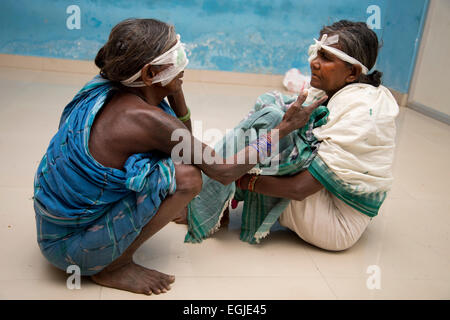 L'Inde en 2014. L'Orissa. Bwanipatna. Deux femmes tribales chat après chirurgie de la cataracte. Banque D'Images