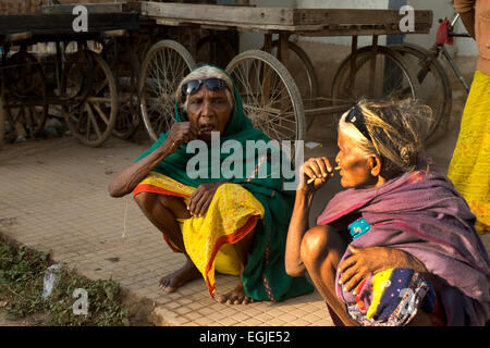 L'Inde en 2014. L'Orissa. Bwanipatna. Après la chirurgie de la cataracte deux femmes nettoyer les dents avec des brindilles. Banque D'Images