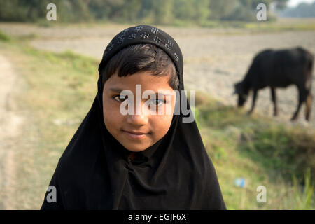 Le Bihar. L'Inde. Mastichak village. Une jeune musulmane portant un foulard noir. Banque D'Images