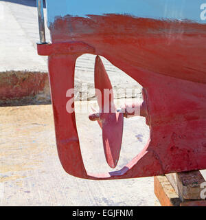 Close up de la poupe d'un bateau de pêche traditionnel montrant son hélice dans le port de Marsaxlokk, Malte Banque D'Images