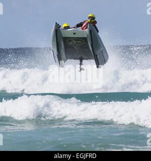 Un équipage de deux hommes Zap cat bateau de course airborne dans le surf Banque D'Images