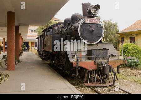 Vieille locomotive à vapeur dans l'ancienne gare de Dalat, Vietnam, Asie Banque D'Images