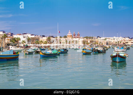 Paysage pittoresque de nombreux bateaux de pêche traditionnels Luzzu en port de Marsaxlokk, Malte Banque D'Images