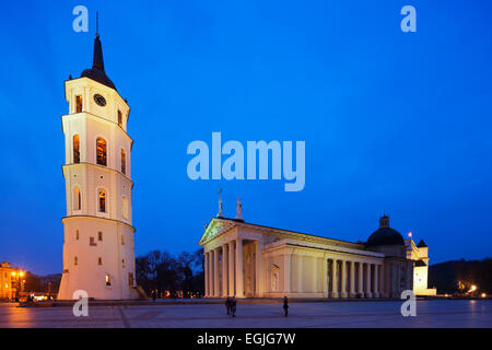 L'Europe, États baltes, la Lituanie, Vilnius, Cathédrale Saint-stanislas et Varpine clocher dans la place de la Cathédrale Banque D'Images