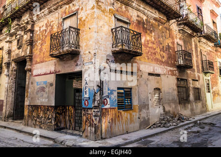 Un bâtiment colonial classique café en mauvais état dans les petites rues de la Vieille Havane, Cuba. Destination touristique populaire. Banque D'Images