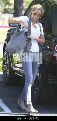 Elizabeth Berkley repéré à Brentwood avec son fils Sky Lauren comprend : Elizabeth Berkley où : Los Angeles, California, United States Quand : 23 août 2014 Banque D'Images