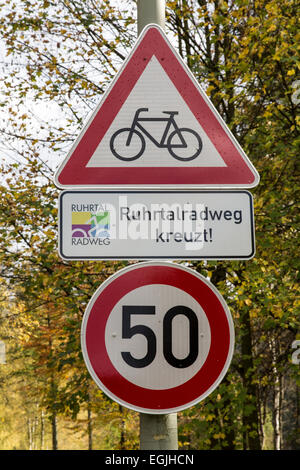 Piste cyclable de la vallée de la Ruhr, 230 kilomètres de long, le long de la rivière Ruhr, signe de la circulation Banque D'Images