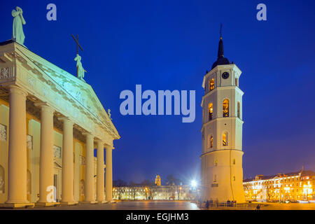 L'Europe, États baltes, la Lituanie, Vilnius, Cathédrale Saint-stanislas et Varpine clocher dans la place de la Cathédrale Banque D'Images