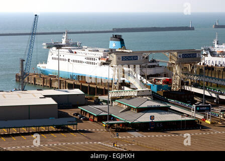 Car-ferry transmanche chargement au port de Douvres Banque D'Images