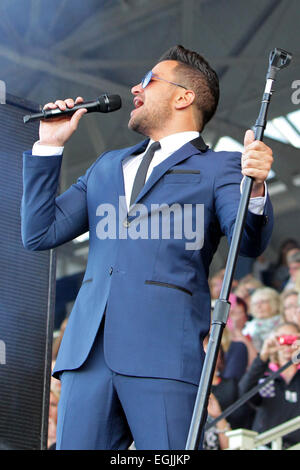 Peter André effectue à Newmarket Racecourse pour 'Summer samedi Live,' le dernier jour de courses sur le cours de juillet avec : Peter Andre Où : Esher, Royaume-Uni Quand : 23 août 2014 Banque D'Images