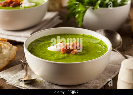Printemps Vert Maison Soupe aux pois à la crème et Bacon Banque D'Images