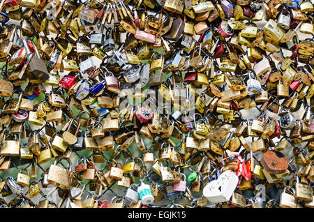 Le garde-fou du Pont des Arts sont remplis de cadenas laissés par des amoureux, Paris, France. Banque D'Images