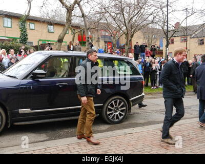 Newcastle Upon Tyne, England, UK. 25 février 2015. S.a.r. le prince Harry rend visite à la communauté des anciens combattants des Forces armées et de l'habitation à Avondale House, Byker, Newcastle upon Tyne. L'organisme de bienfaisance des anciens combattants AF&V Launchpad a pour objectif de fournir un soutien aux anciens membres du personnel des forces armées britanniques. Credit : Victor W. Adams / Alamy Live News Banque D'Images