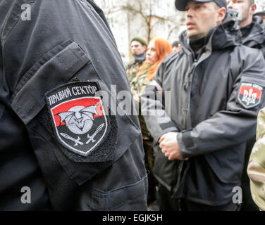 Kiev, Ukraine. 25 Février, 2015. Chevron "droit privé" sur la pochette du bénévole -- organisation radicale ukrainien "droit privé", tenue le mercredi 25 février 2015, à Kiev "Vérité - Marsh Marsh de l'homme." Les radicaux libres d'accuser les autorités ukrainiennes dans problèmes économiques, la corruption et l'échec de l'opération spéciale dans l'Est. Lieu des militants des portraits de personnes qui ont été tués dans des opérations anti-terroristes et sur le Maidan, et les drapeaux rouges et noirs. Crédit : Igor Golovnov/Alamy Live News Banque D'Images