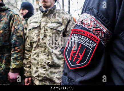 Kiev, Ukraine. 25 Février, 2015. Chevron "droit privé" sur la pochette du bénévole -- organisation radicale ukrainien "droit privé", tenue le mercredi 25 février 2015, à Kiev "Vérité - Marsh Marsh de l'homme." Les radicaux libres d'accuser les autorités ukrainiennes dans problèmes économiques, la corruption et l'échec de l'opération spéciale dans l'Est. Lieu des militants des portraits de personnes qui ont été tués dans des opérations anti-terroristes et sur le Maidan, et les drapeaux rouges et noirs. Crédit : Igor Golovnov/Alamy Live News Banque D'Images