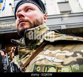 Kiev, Ukraine. 25 Février, 2015. L'un des commandants du groupe de bénévoles "droit privé" -- organisation radicale ukrainien "droit privé", tenue le mercredi 25 février 2015, à Kiev "Vérité - Marsh Marsh de l'homme." Les radicaux libres d'accuser les autorités ukrainiennes dans problèmes économiques, la corruption et l'échec de l'opération spéciale dans l'Est. Lieu des militants des portraits de personnes qui ont été tués dans des opérations anti-terroristes et sur le Maidan, et les drapeaux rouges et noirs. Crédit : Igor Golovnov/Alamy Live News Banque D'Images