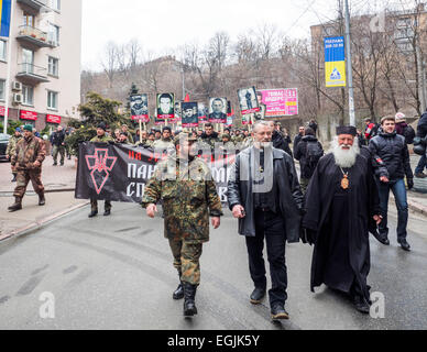 Kiev, Ukraine. 25 Février, 2015. Marsh "droit privé" au centre-ville de Kiev. -- Organisation radicale ukrainien "droit privé", tenue le mercredi 25 février 2015, à Kiev "Vérité - Marsh Marsh de l'homme." Les radicaux libres d'accuser les autorités ukrainiennes dans problèmes économiques, la corruption et l'échec de l'opération spéciale dans l'Est. Lieu des militants des portraits de personnes qui ont été tués dans des opérations anti-terroristes et sur le Maidan, et les drapeaux rouges et noirs. Crédit : Igor Golovnov/Alamy Live News Banque D'Images