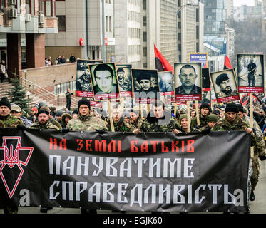 Kiev, Ukraine. 25 Février, 2015. Marsh "droit privé" au centre-ville de Kiev. -- Organisation radicale ukrainien "droit privé", tenue le mercredi 25 février 2015, à Kiev "Vérité - Marsh Marsh de l'homme." Les radicaux libres d'accuser les autorités ukrainiennes dans problèmes économiques, la corruption et l'échec de l'opération spéciale dans l'Est. Lieu des militants des portraits de personnes qui ont été tués dans des opérations anti-terroristes et sur le Maidan, et les drapeaux rouges et noirs. Crédit : Igor Golovnov/Alamy Live News Banque D'Images